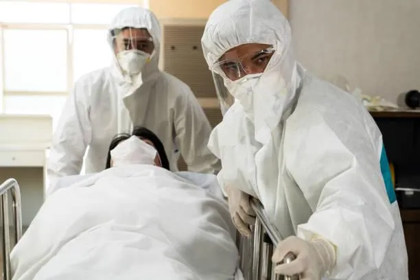 過勞染新冠奪命！6旬翁染疫竟成「大白肺」　葉克膜仍舊不回併發腦出血亡