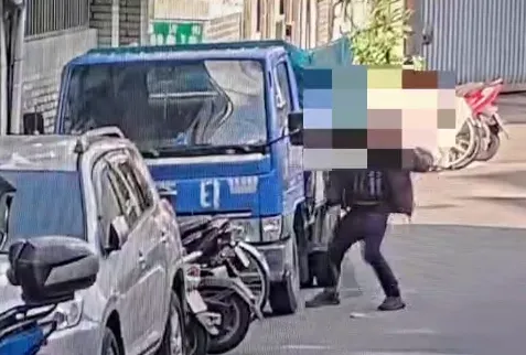 影/當街破壞片！男邊走邊拿鐵鎚砸壞7車　原因竟是跟家人吵架賭爛