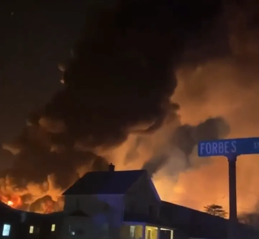 影/美國俄亥俄州火燒列車煙霧漫天　肇因疑為載百輛油車脫軌撞加油站