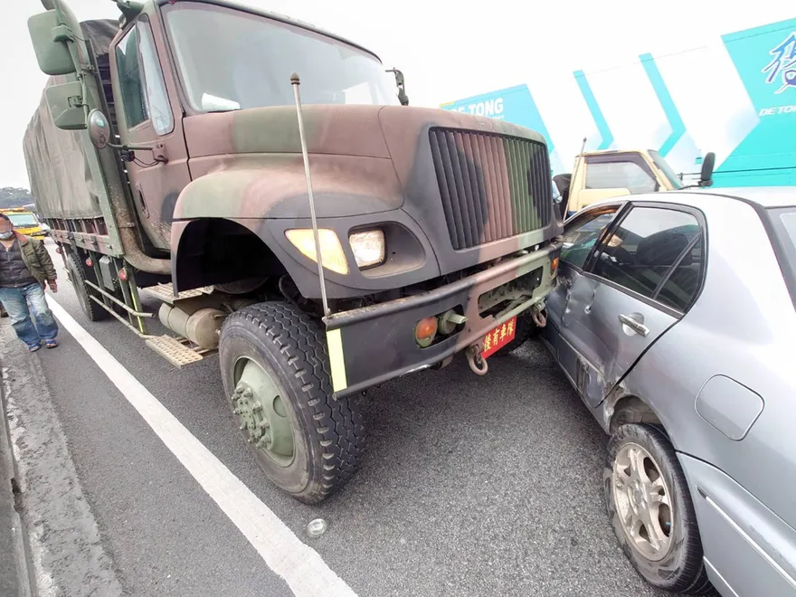 影/軍用卡車國道３號匝道擦撞轎車　「整台推著走」所幸及時煞車未釀悲劇