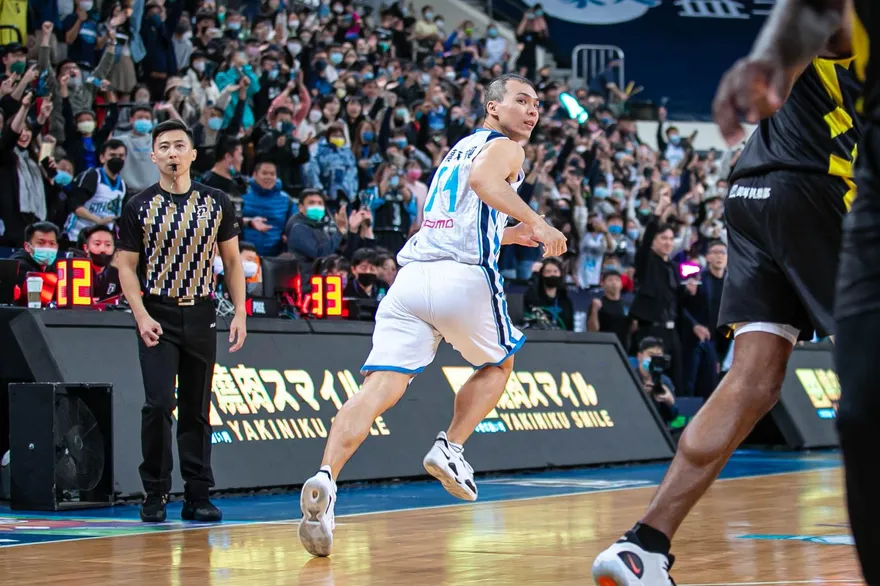 「台灣鬼禿」6.1秒致勝跳投！蔡文誠率領勇士險退國王　喜收3連勝