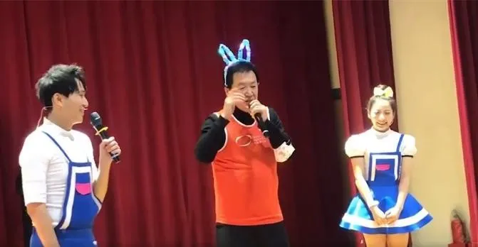 面對徐巧芯拚了？費鴻泰戴「兔耳朵」跳舞　吳子嘉曝「他」一定贏