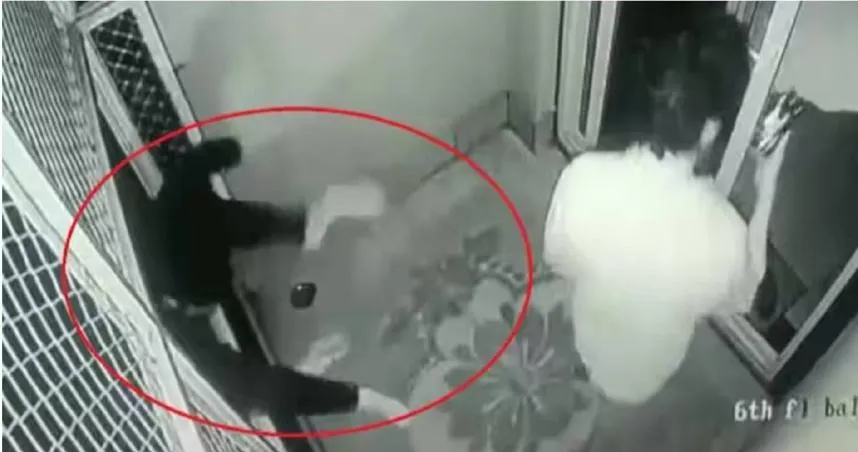 20歲男魂斷旅館！陽台圍欄崩落　下秒直墜6樓亡…驚悚瞬間曝