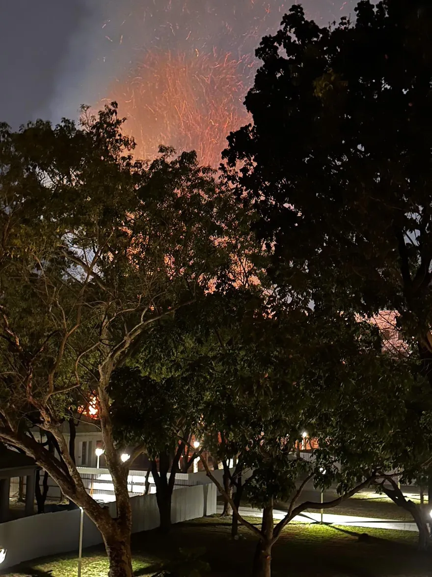 快訊/屏東榮總旁火警！火舌暴竄衝破天際　濃煙蔓延驚悚畫面曝