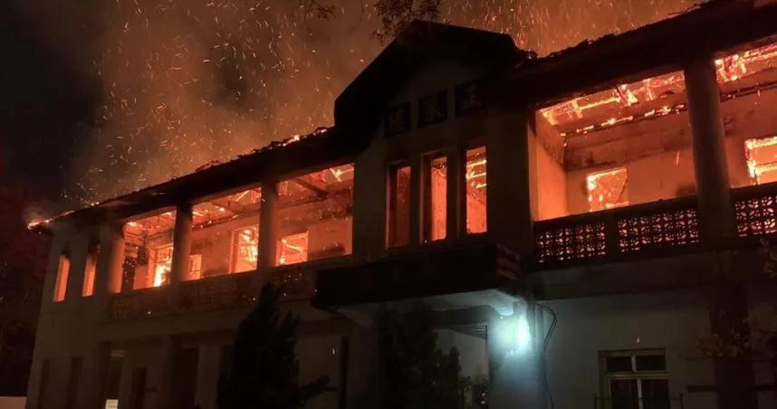 活化不及先起火　屏東大武營區「歷史建築」燃燒3小時撲滅