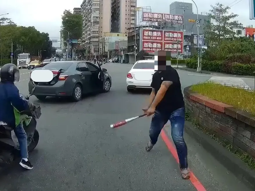 國道球棒隊！貨車1招「反制賓士插隊」　慘遭3男「砸爛玻璃」