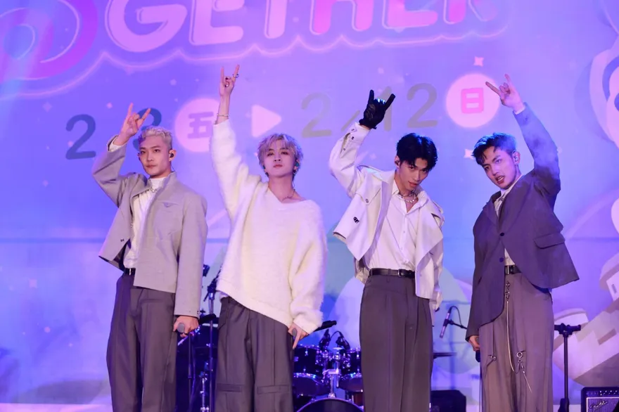 U:NUS現身元宵晚會嗨唱！粉絲「前一天就夜排卡位」　轉身大合照超寵粉