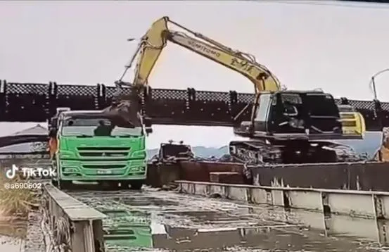 直接打臉！怪手吊臂「華麗轉身」　砂石車路過遭顏面重擊