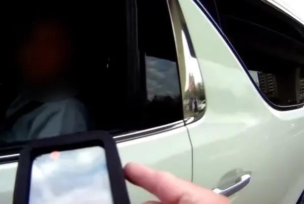 影/趕飛機左轉插隊遭攔檢！請警「快開單」…結果卻令他傻眼