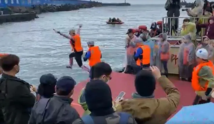 影/睽違2年終回歸！「野柳神明淨港文化祭」回來了　百人PK造型跳水