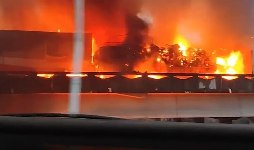 影/「燒成一條火龍」！陸高速10分鐘連撞5次　大小車輛「堆疊」致16死66傷