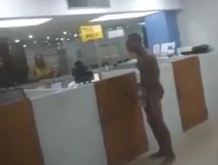 影/奈及利亞通膨飆破20％等嘸新紙鈔　民眾帳戶有錢領不出氣到當「遛鳥俠」抗議