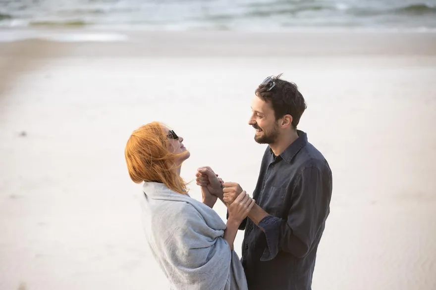 新婚女星為新片田野調查…自爆險下海參加「換妻愛愛趴」！多人運動、X交全上陣