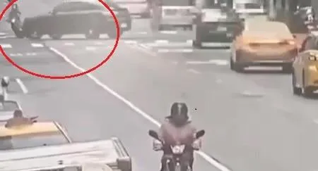 快訊/台北嚴重車禍！女騎士卡賓士車底命危送醫　事發影像曝光