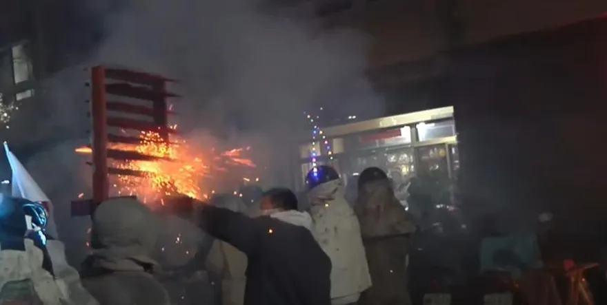 影/爆滿人潮享台南蜂炮炸裂快感！累計「12位民眾」受傷　13歲學生左眼炸傷送醫