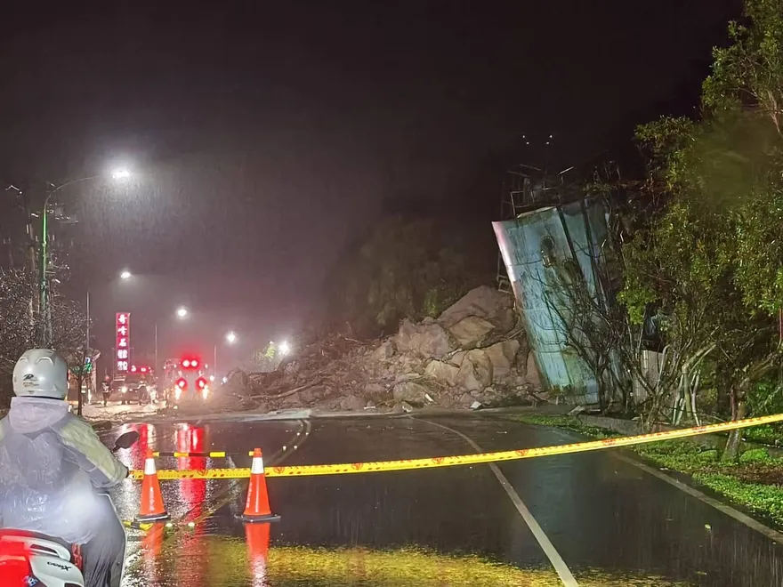 快訊/金山陽金公路4.5K坍塌!水廠加壓站遭掩埋 道路單線雙向通車