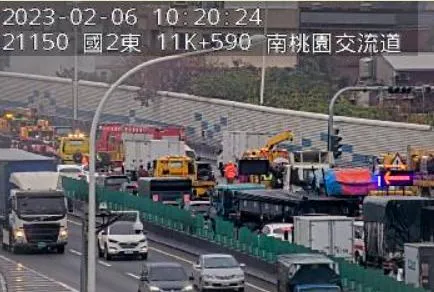 快訊/國2西向「6車追撞」！預拌混泥車遭撞翻　1男失去生命跡象