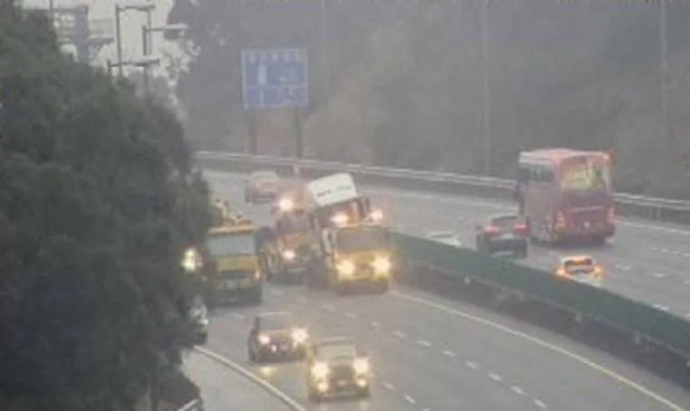 國3貨櫃車自撞護欄「騎上」分隔島！一度回堵3公里　上午9時排除