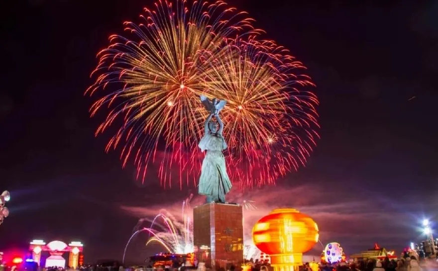 影/中俄邊境黑河市施放璀璨煙火　吸引對岸俄羅斯民眾駐江邊觀賞