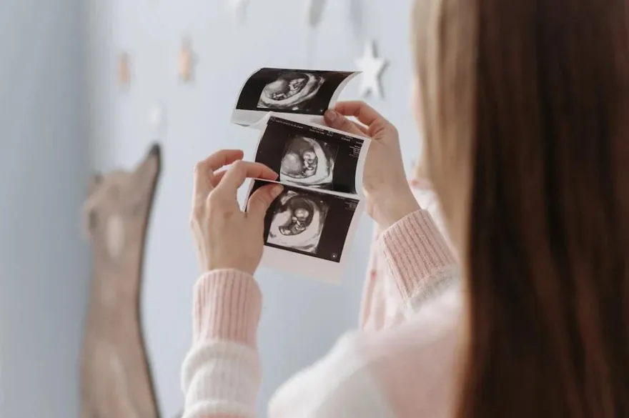 摩鐵女員工「假孕照」勒索老闆30萬墮胎費　遭拒竟烙人鬧事