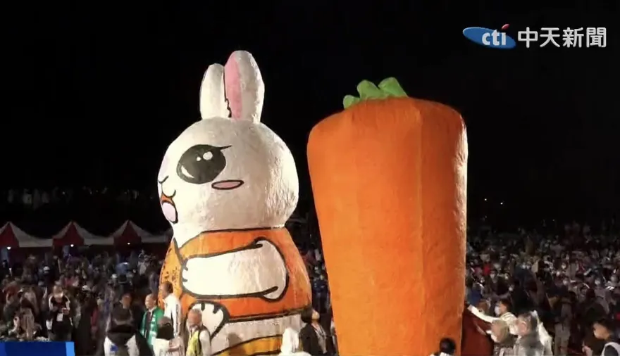影/平溪天燈節「好運兔、紅蘿蔔」20呎雙主燈　眾人希望夜空冉冉升起