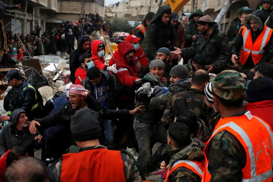 影/連線報導遇強烈餘震　英勇記者一手抄起走失女童逃命