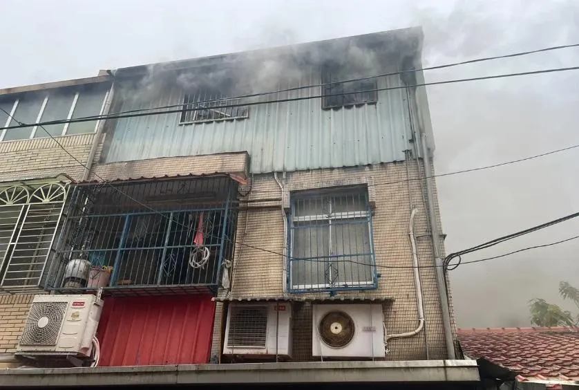 快訊/大溪民宅疑遭縱火救出2人！3歲女童「遭烈焰吞噬」葬身火場