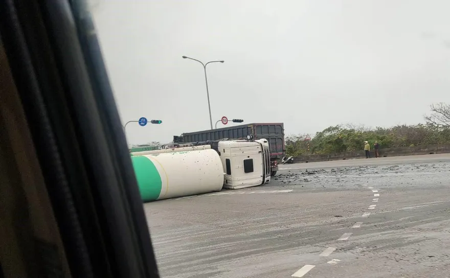 影/台61線香山段驚險車禍！槽車翻覆橫躺90度　駕駛獲救脫困