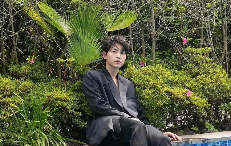 準爸爸宋仲基再曝喜訊！新戲「演悲苦脫北者」　超狂童顏「和小11歲女星譜戀曲」