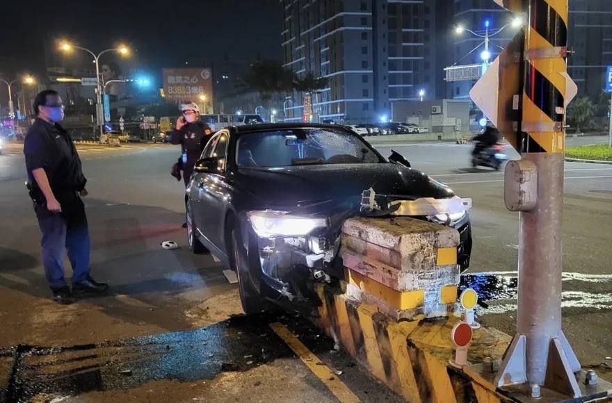 台中男暗夜酒駕自撞頭部受傷送醫　BMW車頭全毀吞掉安全島