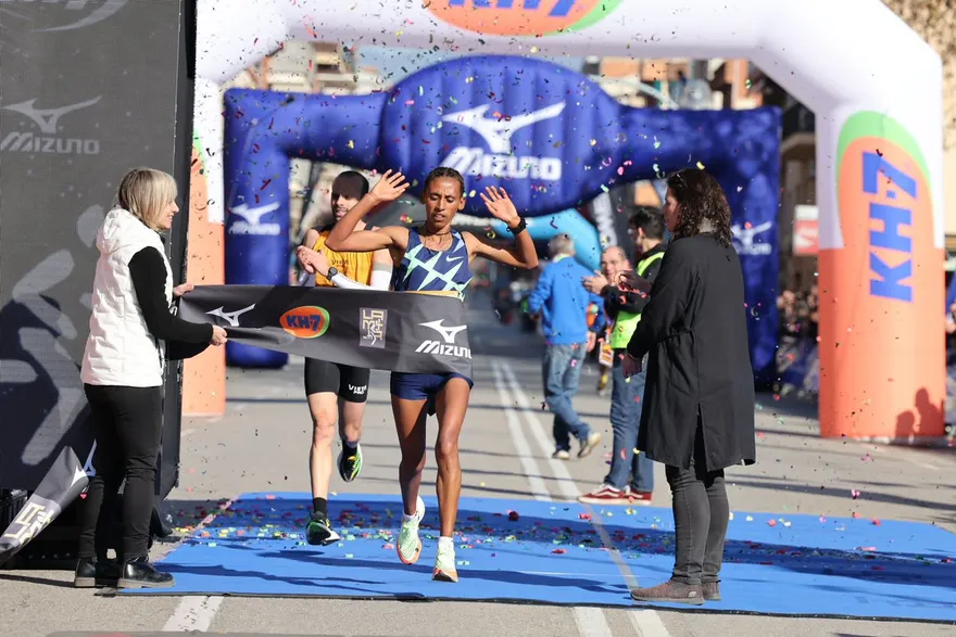 超勵志！視障女跑者碾壓所有正常選手　破紀錄奪西班牙半程馬拉松冠軍