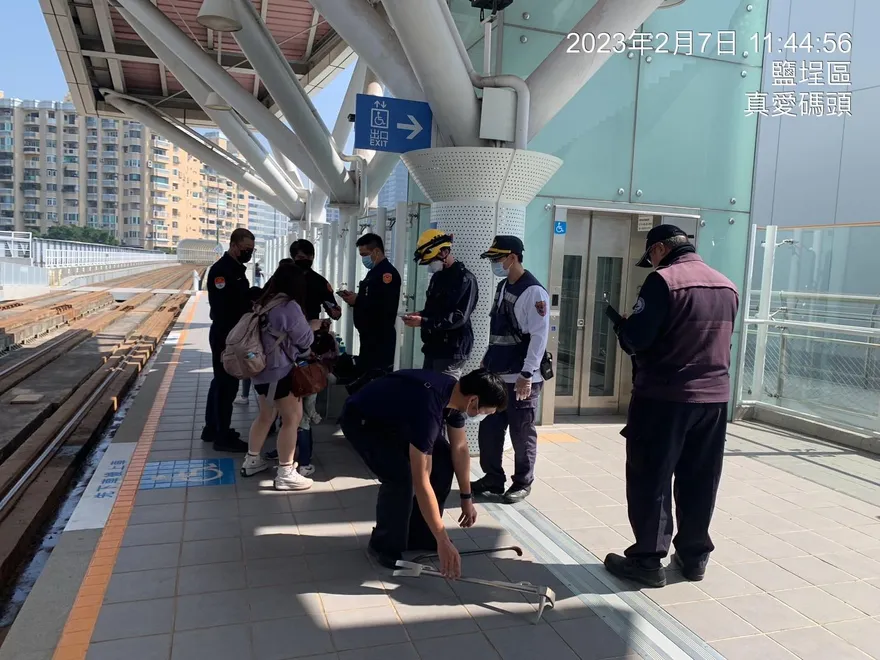 高雄輕軌誤點10分鐘！頑皮男童手鑽椅縫「卡住了」　工作人員協力助脫困