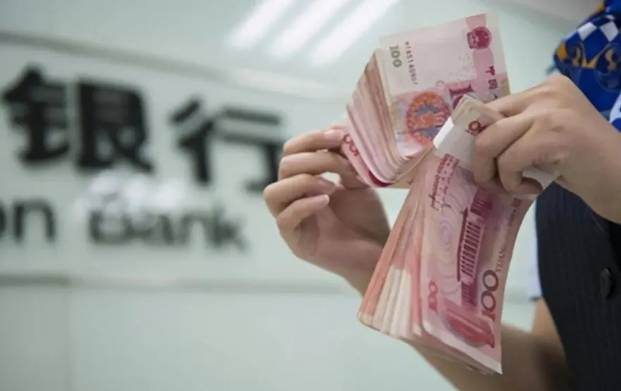 存22萬要提供收入證明　抽出一張百元鈔就放行？女子怒po網