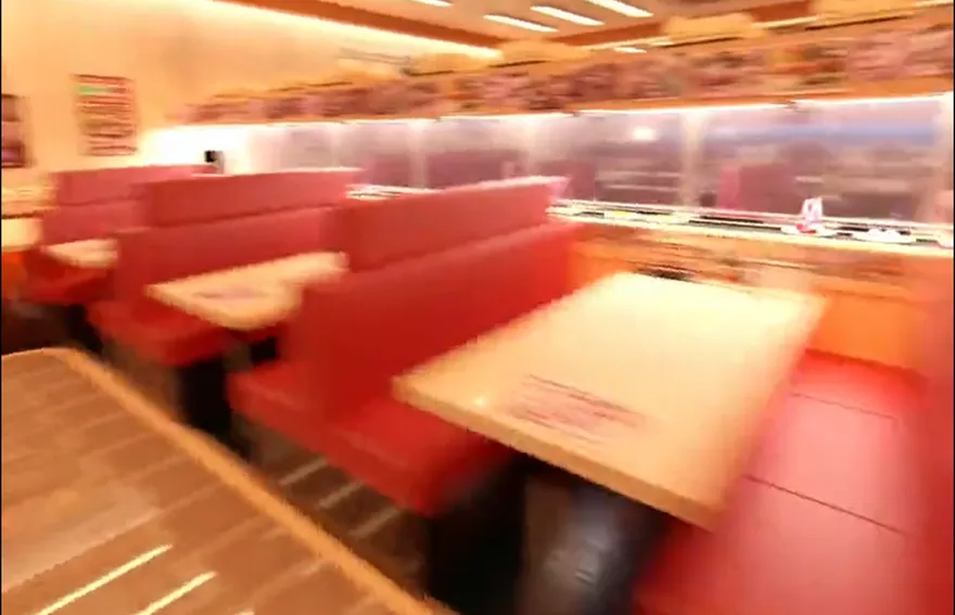 影/這家店好神?「高速迴轉座位壽司店」日本爆紅　網友敲碗屁孩上去受罰