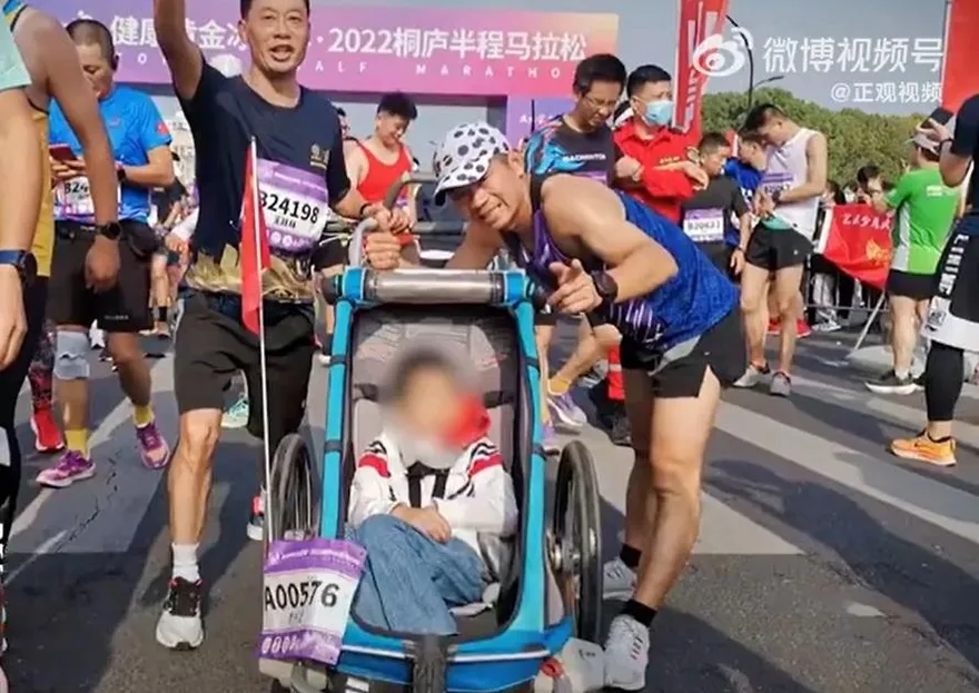 只為讓孩子開心！快遞父推重度腦癱兒跑完55場馬拉松　故事惹哭全網