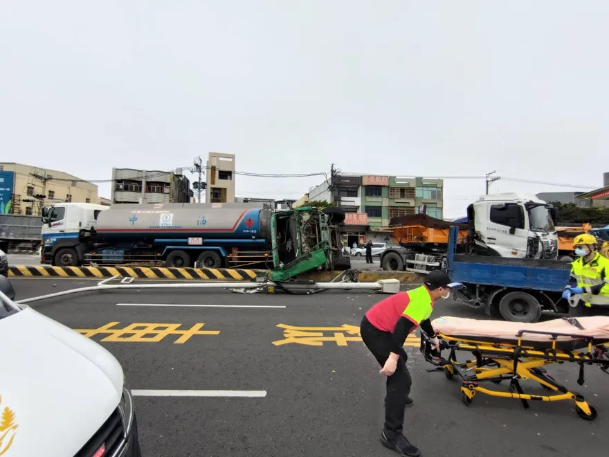 影/台中港連環車禍！多車失控撞一團　砂石車當場翻車…車頭凹陷畫面曝