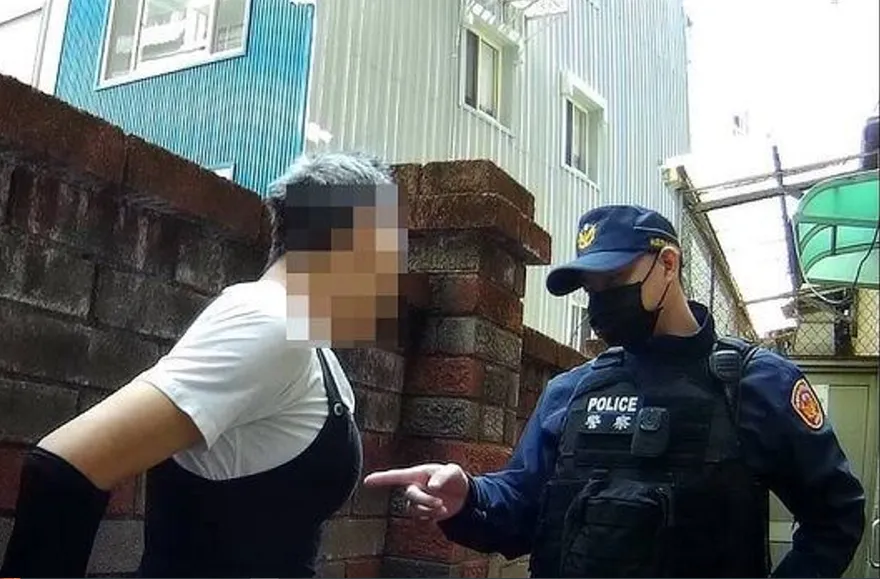 通緝犯喬雙UU車頭燈假扮大姐姐落跑　糗了！臉忘了化妝被抓包