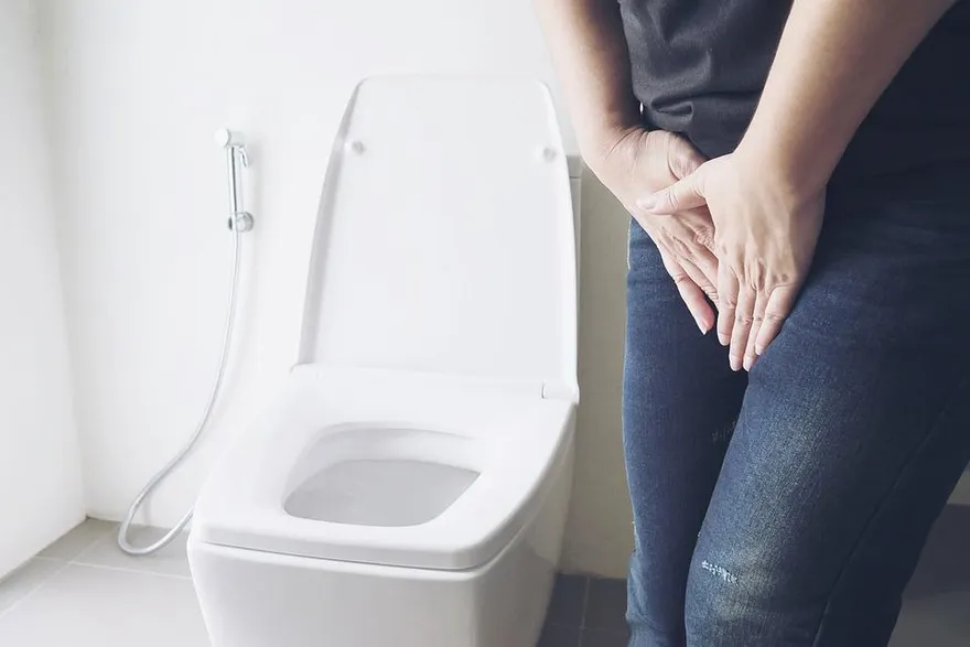 女生尿完「這樣做」恐讓細菌入侵體內！醫教正確方式：別再來回撸了