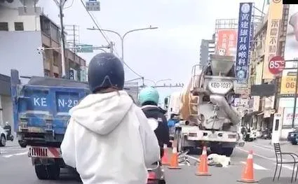 影/台南死亡車禍！腳踏車擦撞水泥攪拌車　男騎士當場噴飛亡
