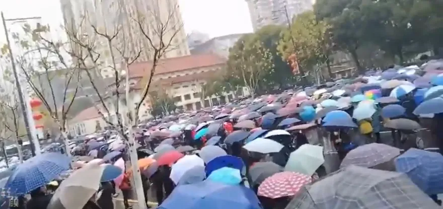 影/上萬武漢退休民眾聚市府前維權　抗議醫保改革後補貼大砍七成