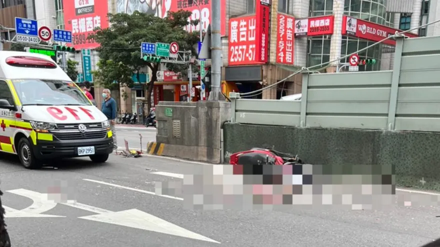 影/北市民權西路「驚傳死亡車禍」！28歲女騎士自撞台北橋橋墩　慘遭砂石車輾壓亡