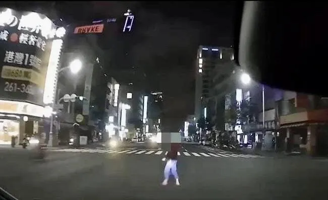 過馬路遭自小客撞飛又被小黃輾過肇逃　高雄女送醫傷重不治