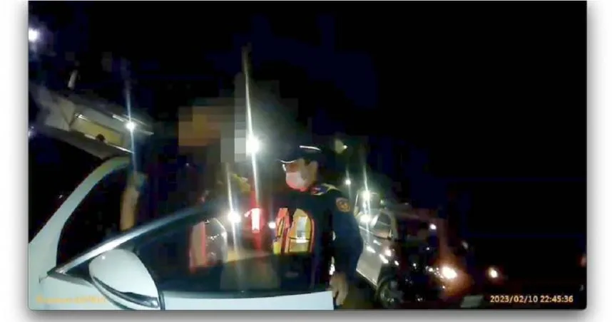 載通緝犯趴趴走！他拒攔查跳車逃逸　警鳴槍逮捕搜出毒品