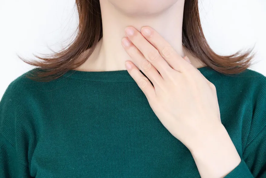 婦人喉嚨痛「長達半年」！　就醫一看驚呆「喉嚨長骨刺」了