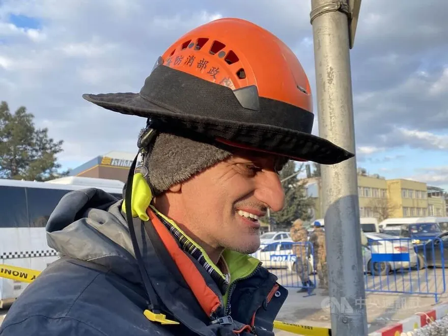 土耳其想邀功…台灣搜救隊被趕走！　他投入救災「屍臭味撲鼻」：沒時間難過