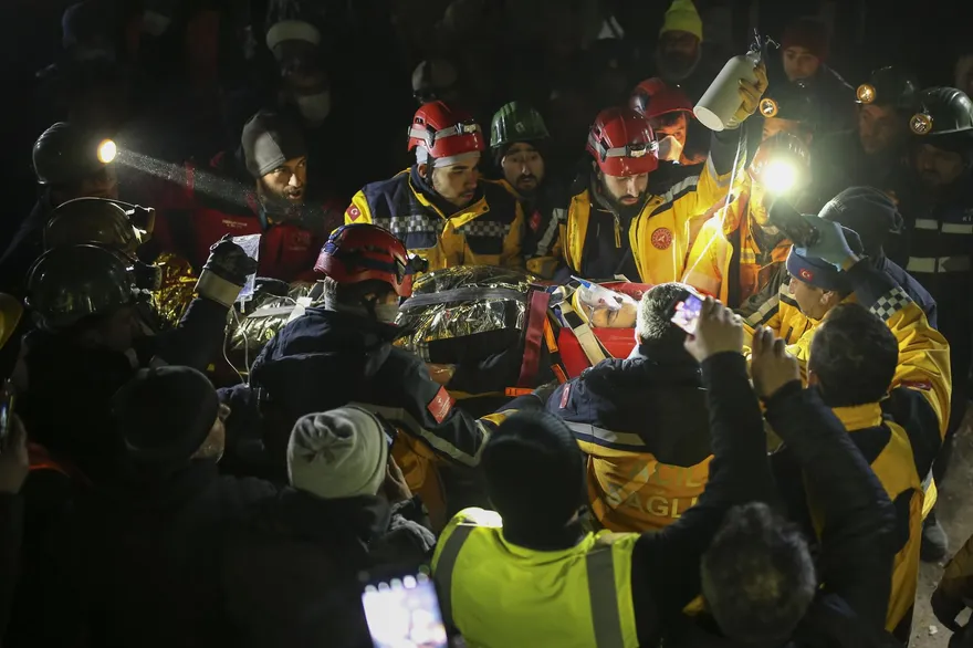 影/受困122小時！土敘強震接連救出3名婦女　救難隊振奮直呼奇蹟