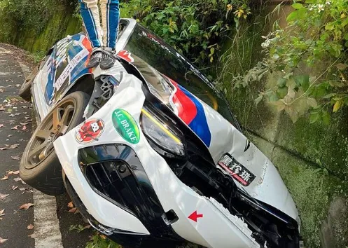 台灣女車神買單下課！跑山失控撞壁「車45度卡溝冒煙」　她笑：看到一堆白氣球