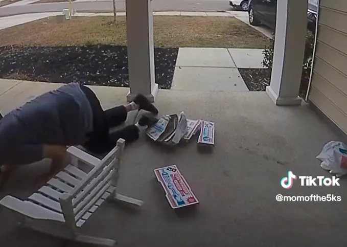 影/暖心結局！72歲奶奶級外送員跌倒將披薩摔一地　人生卻從此反轉