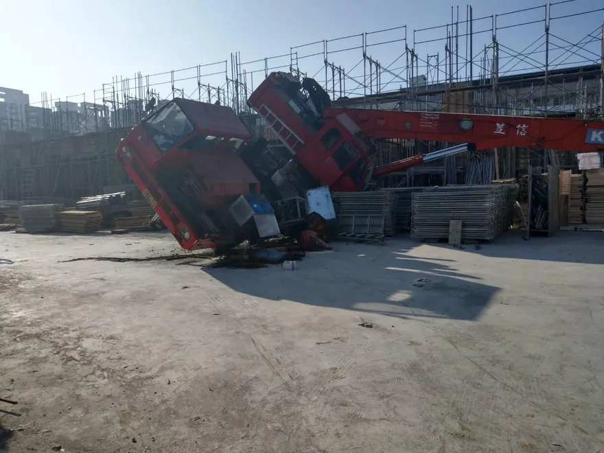 高雄工安意外！吊車「傾倒」他頭被尻到　2人受傷現況曝