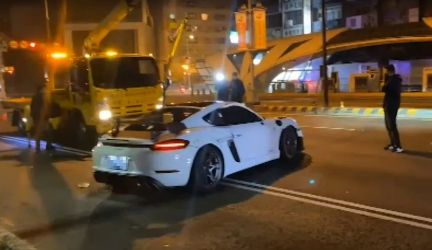 影/720萬保時捷撞爛！台中酒駕男自撞翻覆　零件噴飛波及2車